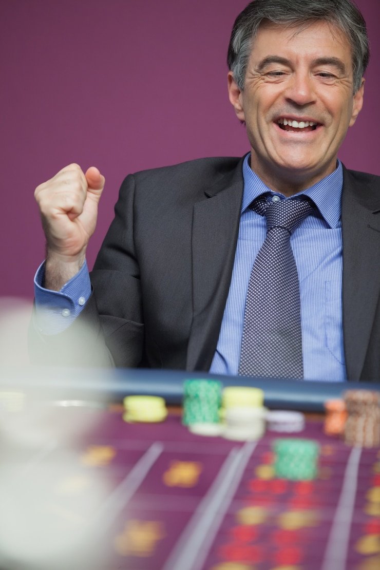 ulat togel Free Play table interface on mobile, showing live dealer and chip denomination options